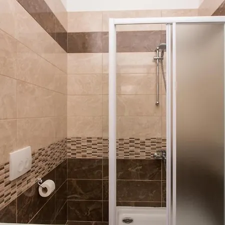Apartament Ari *