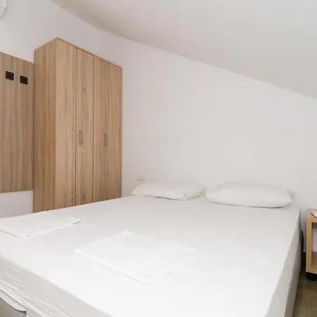 Apartament Ari *