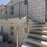 Ari Dubrovnik