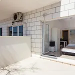 Apartament Ari *