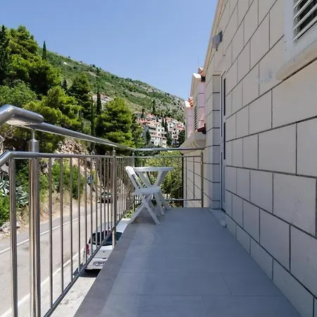 Ari * דוברובניק