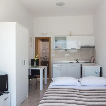 Ari * דוברובניק